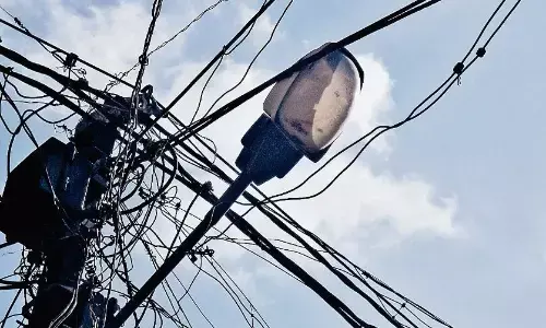 खम्भों में बिजली के तारों का जाल, हो सकता है अग्नि हादसा