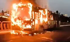 पीएमपीएमएल की बस में लगी आग, 50 यात्रियों की सतर्कता से बची जान