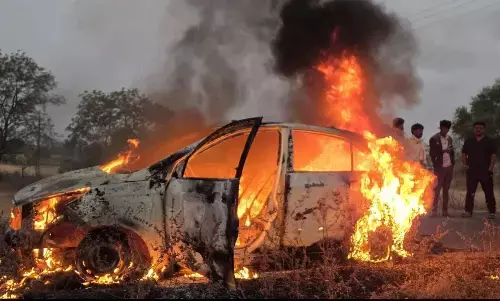 चलती कार में अचानक लगी आग, हादसे में बाल बाल बचे सवार डॉ दंपती - मामले की जांच शुरु