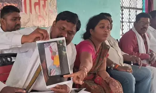 बेटी की मौत की निष्पक्ष जांच की मांग कर सिसकती रही बेबस मां, कहा हमें पैसा नहीं - न्याय चाहिए