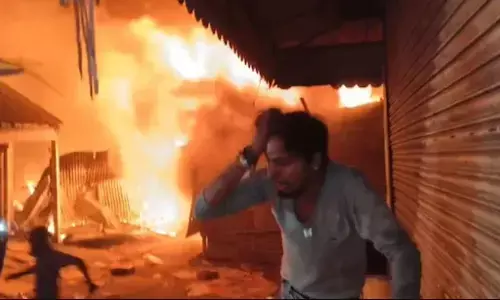 बिहार के कुर्सेला बाजार में लगी भयंकर आग, सैकड़ों दुकाने जलकर हुई खाक, मौके पर राहत एवं बचाव दल बिहार के कुर्सेला बाजार में लगी भयंकर आग, सैकड़ों दुकाने जलकर हुई खाक, मौके पर राहत एवं बचाव दल