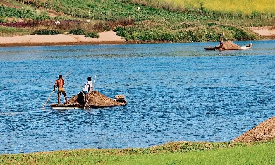 बेखौफ होकर नर्मदा सहित अन्य घाटों से हो रहा रेत का उत्खनन बेखौफ होकर नर्मदा सहित अन्य घाटों से हो रहा रेत का उत्खनन
