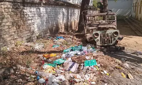 जमीन खोद रहे हैं वर्षों पुराने कार्यालयों में पड़े कण्डम वाहन, विभागों में वाहनों को राईट ऑफ कर नीलामी को लेकर लापरवाही जमीन खोद रहे हैं वर्षों पुराने कार्यालयों में पड़े कण्डम वाहन, विभागों में वाहनों को राईट ऑफ कर नीलामी को लेकर लापरवाही