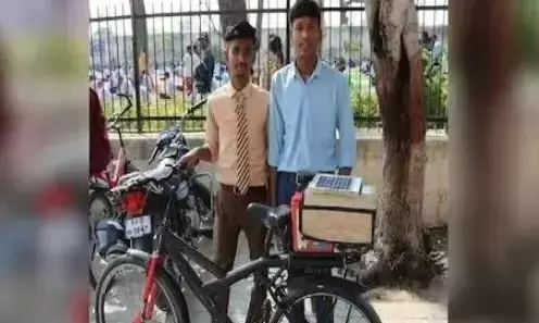 कबाड़ से जुगाड़! स्कूल के बच्चों ने किया ई-साइकिल का आविष्कार, देखने वाले हुए हैरान