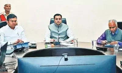 कलेक्टर ने लंबित पत्रों की समीक्षा बैठक में दिए निर्देश