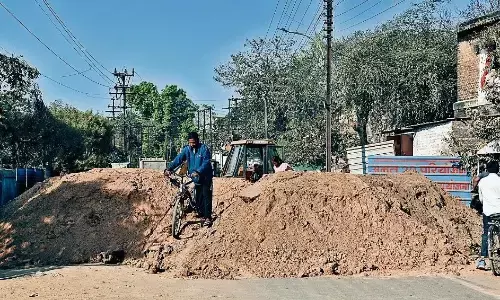 अमृत जल के लिए कष्ट का दौर फिर शुरू सड़क पर टीला बनाकर ट्रैफिक को रोका