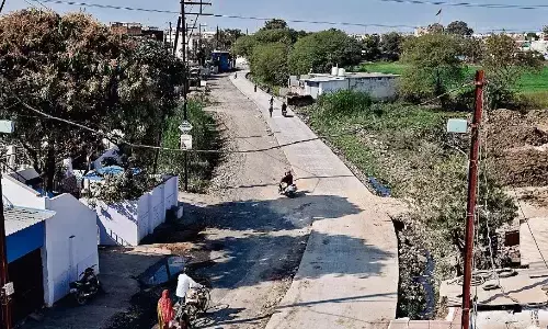 सड़क बननी थी पूरी, बनी एकतरफा, अब पहले से अधिक कठिन हो गया आवागमन