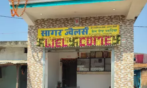 ज्वेलरी शॉप से 10 लाख के गहनों का बैग ले उड़े बदमाश ज्वेलरी शॉप से 10 लाख के गहनों का बैग ले उड़े बदमाश