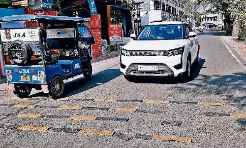 टूट गए सड़क पर लगे प्लास्टिक के स्पीड ब्रेकर, तो कहीं निकल आईं नुकीली कीलें टूट गए सड़क पर लगे प्लास्टिक के स्पीड ब्रेकर, तो कहीं निकल आईं नुकीली कीलें