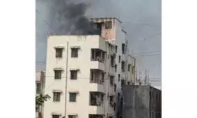 पांच मंजिला इमारत की छत पर लगी आग, निवासियों की तत्परता से टला बड़ा हादसा