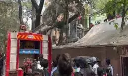 शिवाजीनगर में अण्णा होटल में लगी आग, दमकल विभाग की कड़ी मशक्कत