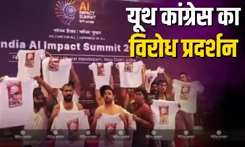 यूथ कांग्रेस के कार्यकर्ताओं का जोरदार हंगामा, T-Shirt उतार कर PM मोदी के खिलाफ लगाए नारे, देखें Video