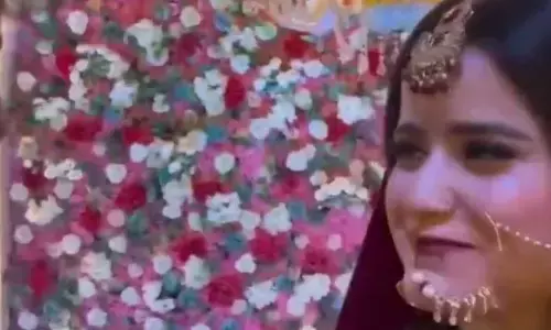 शादी के स्टेज पर ही स्टूडेंट चला आया सवाल पूछने, टीचर की नहीं रुकी हंसी, यहां देखें टीचर का रिएक्शन