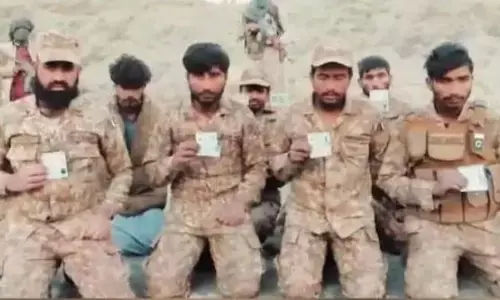 बलोच लड़ाकों की कैद में PAK आर्मी के जवान, रोते हुए पाकिस्तान सरकार से लगाई गुहार, देखें वीडियो....