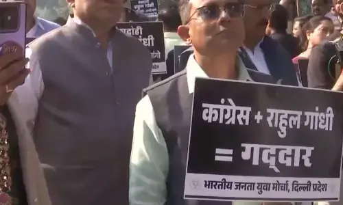कांग्रेस के शर्टलेस प्रदर्श के खिलाफ सड़कों पर उतरी BJP, जम्मू से लेकर गुजरात तक युवा मोर्चा का भारी विरोध