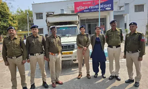 मड़ला थाना पुलिस ने अवैध रूप से पशुओं का परिवहन करने वाले दो आरोपियों को किया गिरफ्तार, ६ भैंसें व २ पड़ा सहित पिकअप वाहन जब्त