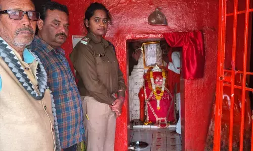 हनुमान मंदिर से चोरी हुआ मुकुट वापिस चढ़ाया गया, थाना प्रभारी ने मंदिर पहुंचकर पुजारी के सुपुर्द किया मुकुट