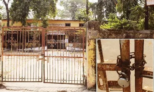 जर्जर स्कूल में परीक्षा - जिला परिषद मांढल स्कूल की हालत खराब, फिर भी छात्रों को वहीं बैठाने की मजबूरी