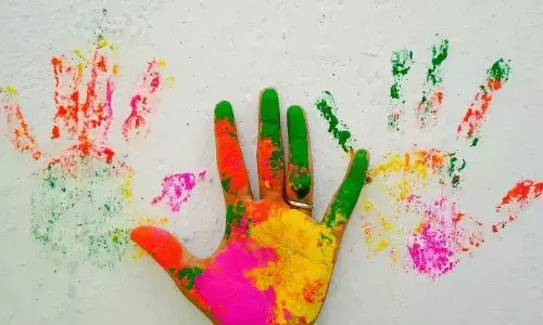 होली में घर पर लग गया है पक्का रंग, तो इन जुगाड़ों का करें इस्तेमाल, चमक जाएगा घर