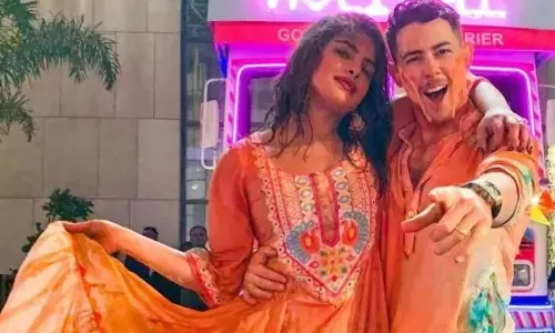 होली पार्टी के लिए ट्रेंडी और कंफर्टेबल आउटफिट आइडियाज, आप ही दिखेंगे सबसे बेस्ट