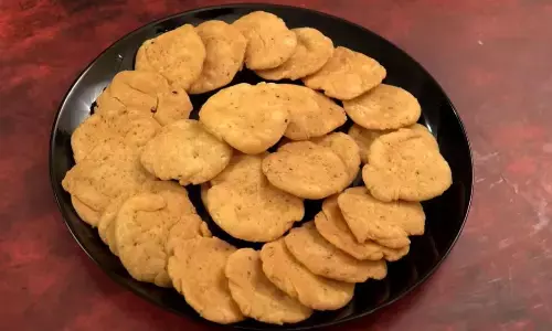 इस होली परिवार और मेहमानों के लिए बनाएं टेस्टी मठरी, सब करेंगे तारीफ