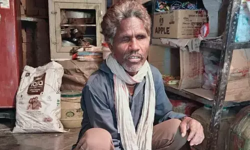 जन्म से अंधे कंधीलाल ३५ वर्षों से चला रहे परिवार की किराना दुकान, बिना देखे पहचान लेते हैं असली-नकली नोट