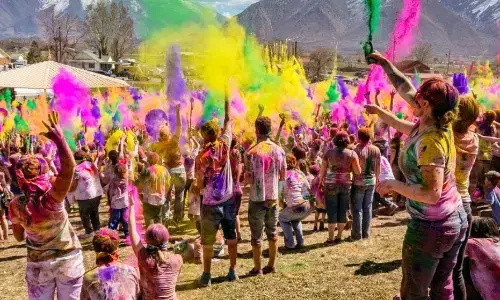 होली में नहीं मिल रही ऑफिस से ज्यादा दिनों की छुट्टी? तो ऑफिस वाले ऐसे अपनी होली में भर सकते हैं रंग