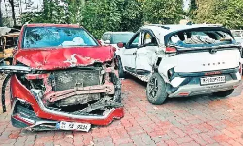 बेलगाम हुई एसयूवी, टक्कर से सड़क के दूसरे छोर में जा पहुंची कार, आरक्षक समेत 4 घायल