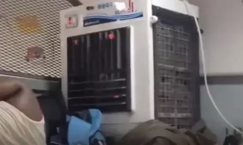 गर्मी से परेशान यात्री ने ट्रेन में लगा लिया खुद का कूलर, वायरल वीडियो देखकर लोगों में खुशी की लहर