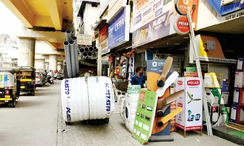 पुल के नीचे अतिक्रमण - सरकार और प्रशासन बताएं फुटपाथ किसके लिए हैं - विकास के नाम पर रोज लग रहा जाम