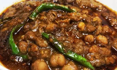 इस होली में घर पर आए मेहमानों का मन करें खुश, यहां देखें अमृतसरी छोले की खास रेसिपी