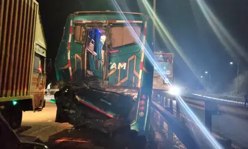 पुणे-बेंगलुरु हाईवे पर भीषण हादसा: ट्रक चालक की मौत, कई यात्री घायल पुणे-बेंगलुरु हाईवे पर भीषण हादसा: ट्रक चालक की मौत, कई यात्री घायल