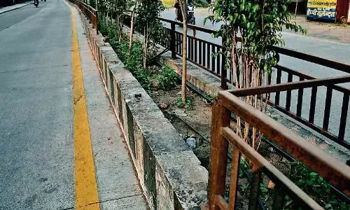 डिवाइडर से लोहे की जालियां गायब, जिम्मेदार बेखबर