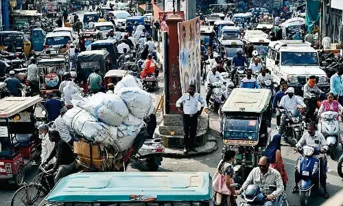 पैदल चलने के लायक भी नहीं रहता शहर के बीच का ये रास्ता पैदल चलने के लायक भी नहीं रहता शहर के बीच का ये रास्ता