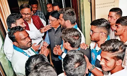 परीक्षाओं की लेटलतीफी पर कुलगुरु को घेरा