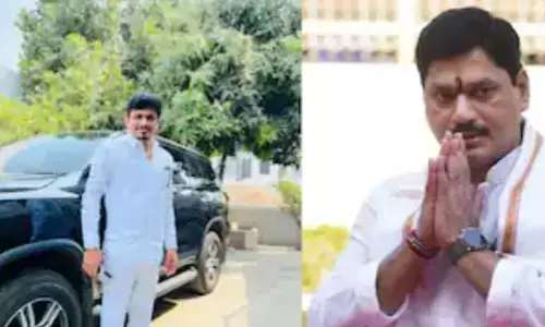 कैलास फड़ ने मुंडे पर आरोप लगाने वाली महिला को दी चेतावनी, निलंबित पति की सेवा बहाली को लेकर पैसे लेने का लगाया था आरोप कैलास फड़ ने मुंडे पर आरोप लगाने वाली महिला को दी चेतावनी, निलंबित पति की सेवा बहाली को लेकर पैसे लेने का लगाया था आरोप