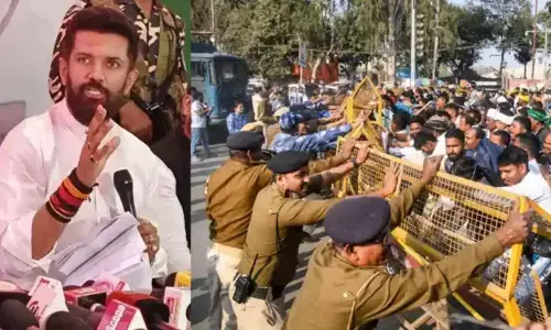 पटना में चौकीदारों का विरोध प्रदर्शन, पुलिस ने बरसाईं लाठियां, चिराग पासवान ने समर्थन में क्या कहा? पटना में चौकीदारों का विरोध प्रदर्शन, पुलिस ने बरसाईं लाठियां, चिराग पासवान ने समर्थन में क्या कहा?