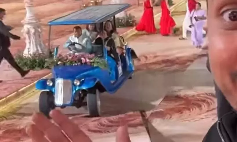 शादी में एक स्टॉल से दूसरे स्टॉल जाने में इस्तेमाल हो रही गाड़ी, इतनी बड़ी शादी का वीडियो हो रहा सोशल मीडिया पर वायरल शादी में एक स्टॉल से दूसरे स्टॉल जाने में इस्तेमाल हो रही गाड़ी, इतनी बड़ी शादी का वीडियो हो रहा सोशल मीडिया पर वायरल