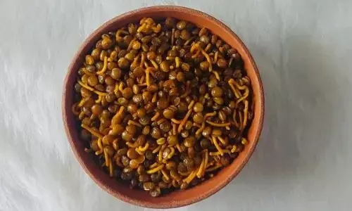 होली के लिए बनाएं शानदार स्नैक, दालमोठ नमकीन की ये रेसिपी जीत लेगी सबका दिल