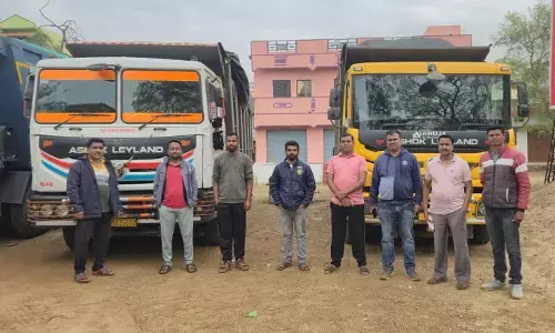 घाट पर चल रहा था अवैध उत्खनन , पुल के नीचे छिपा रखे थे टिप्पर