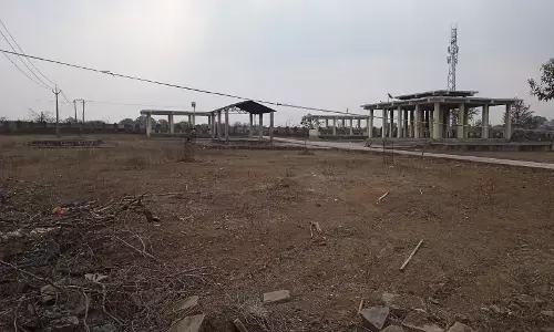 मुक्तिधाम में उगी घास व झाड़-झंकार को किया गया साफ मुक्तिधाम में उगी घास व झाड़-झंकार को किया गया साफ