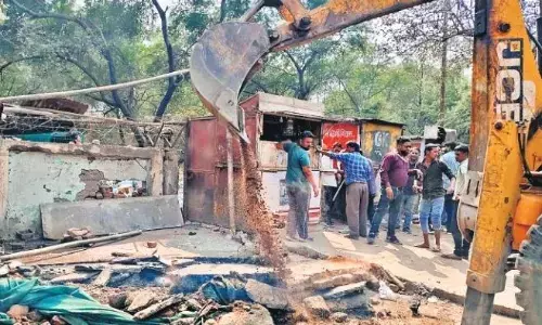 बंदरिया तिराहे के लेफ्ट टर्न और यातायात में बाधक बन रहे अवैध कब्जों को हटाया