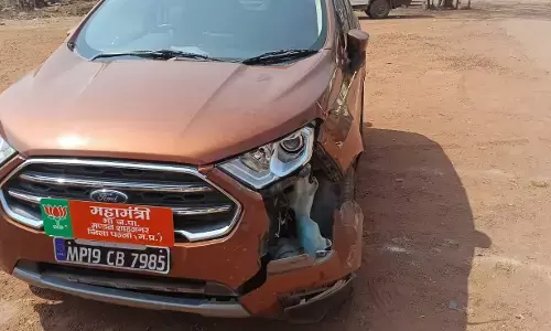 सड़क हादसे में भाजपा कार्यकर्ता बाल-बाल बचे