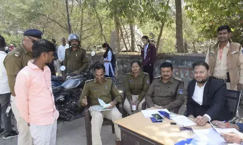 कोलगवां थाने के सामने मजिस्ट्रेट चेकिंग, 57 वाहनों पर चालानी कार्रवाई कोलगवां थाने के सामने मजिस्ट्रेट चेकिंग, 57 वाहनों पर चालानी कार्रवाई