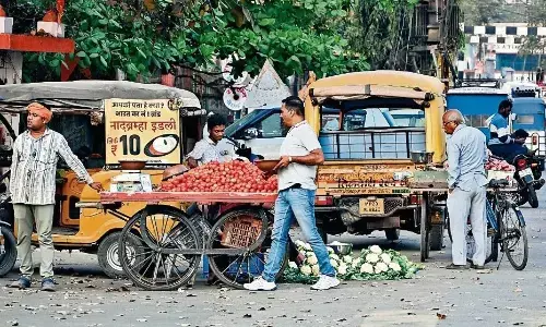 मौसम और भरपूर आवक के कारण 10 से 15 रु. किलो के बीच बिक रही हर सब्जी