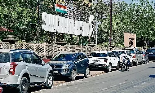 मल्टी लेवल पार्किंग खाली, सड़क और फुटपाथ पर वाहन मल्टी लेवल पार्किंग खाली, सड़क और फुटपाथ पर वाहन