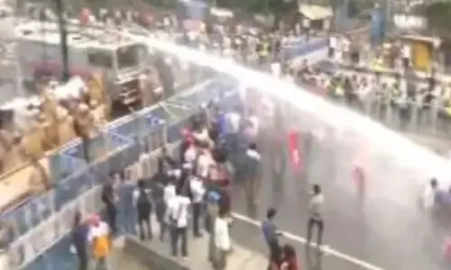 बंगाल सचिवालय की तरफ आदिवासियों का विरोध मार्च, पुलिस ने प्रदर्शनकारियों को तितर-बितर करने के लिए किया लाठीचार्ज