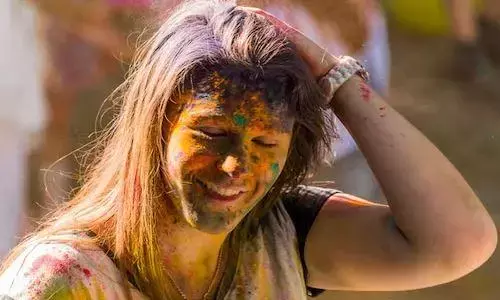 होली पर डर है बाल खराब होने का, तो इन टिप्स की मदद से बचाएं अपने बालों को, नहीं चढ़ेगा रंग