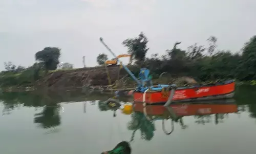 रेत माफिया के खिलाफ पुलिस व राजस्व विभाग की बड़ी कार्रवाई, दो नाव, पोकलेन सहित रेत और 65 लाख का माल जब्त रेत माफिया के खिलाफ पुलिस व राजस्व विभाग की बड़ी कार्रवाई, दो नाव, पोकलेन सहित रेत और 65 लाख का माल जब्त