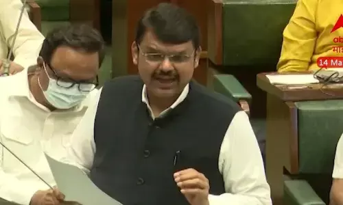 हिंदी अनिवार्यता पर फडणवीस ने खोलीं उद्धव सरकार के फैसले की पोल, ठाकरे के हस्ताक्षर पर की गई थी अनिवार्य